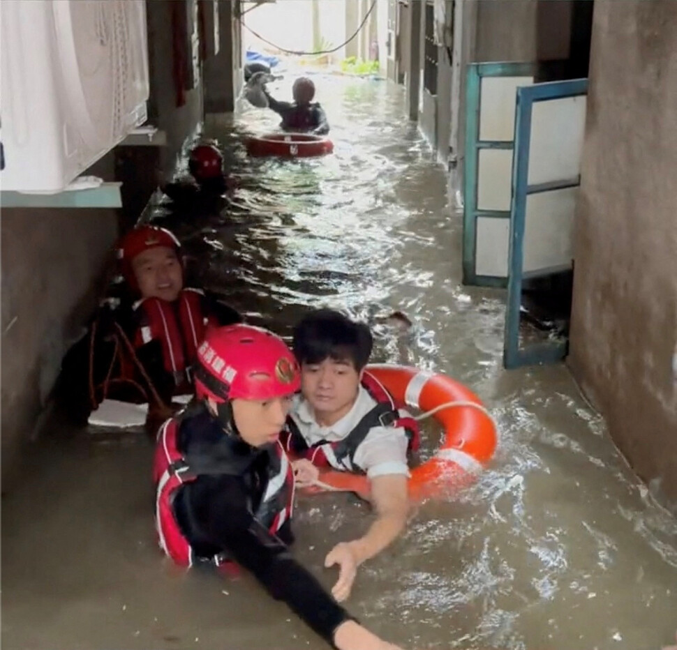 17일 중국 푸젠성 푸저우에서 구조대원들이 태풍 탈림이 몰고 온 폭우로 홍수에 고립된 주민을 대피시키고 있다. 푸저우 소방서