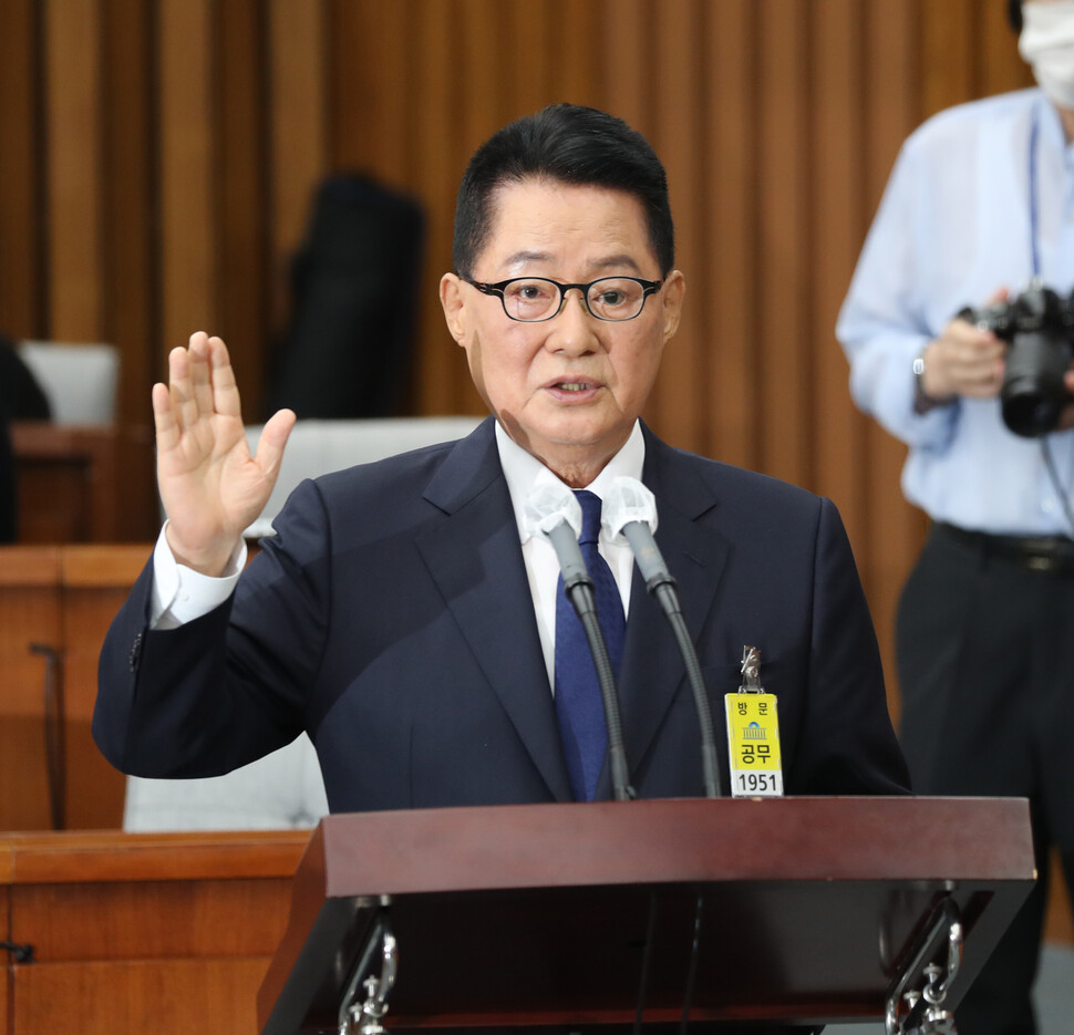 박지원 국가정보원장 후보자가 27일 국회에서 열린 정보위원회 인사청문회에서 선서를 하고 있다. 강창광 선임기자 chang@hani.co.kr