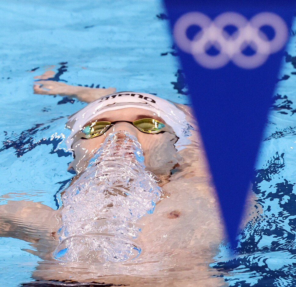 29일 오전 일본 도쿄 아쿠아틱스 센터에서 열린 수영 남자 배영 200m 준결승전. 대한민국 이주호가 역영하고 있다. 도쿄/연합뉴스