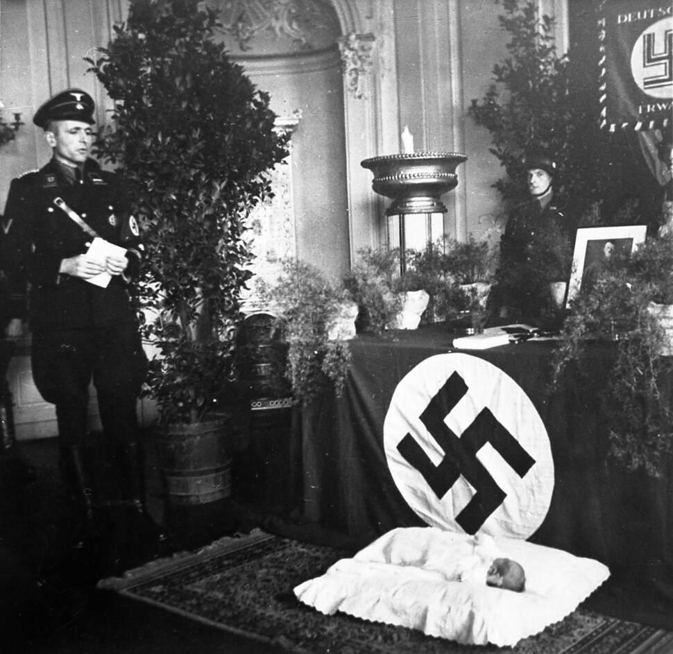 레벤스보른 시설에서 ‘레벤스보른 아이’ 명명식이 열리고 있다. 아돌프 히틀러에 바치는 제단 앞에 아기가 누워 있다. 휴머니스트 제공