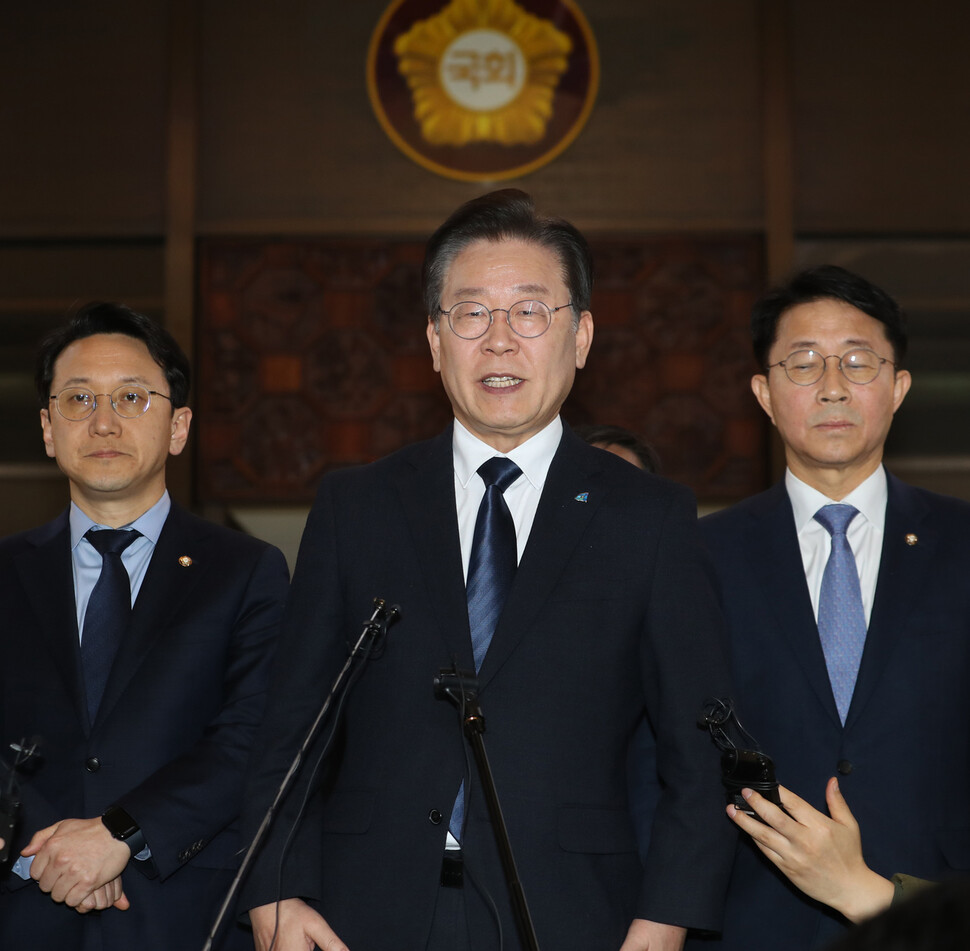 이재명 더불어민주당 대표가 27일 저녁 본인의 체포동의안이 부결된 뒤 국회 본회의장을 나서며 입장을 밝히고 있다. 강창광 선임기자