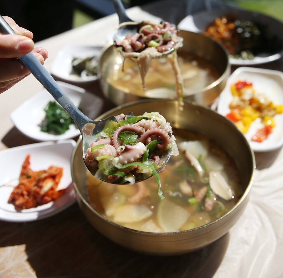 전남 신안 ‘천사신안아구찜’의 주인이 연포탕을 한국자 떠서 선보이고 있다. 신안 갯벌 낙지는 부드러우면서도 담백한 게 특징이다. 박미향 기자