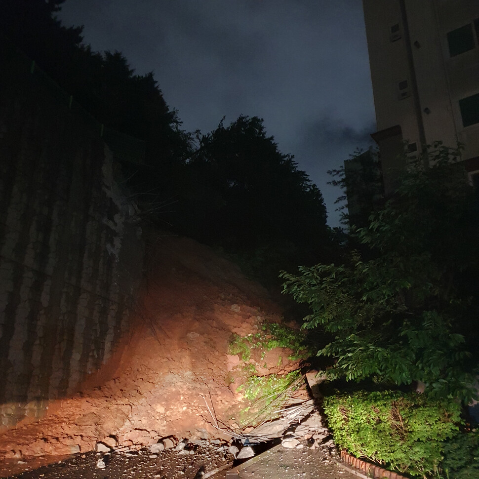 24일 오전 부산 금정구 한 아파트 인근에서 축대 붕괴로 20t 규모의 토사가 유출됐다. 연합뉴스&nbsp;