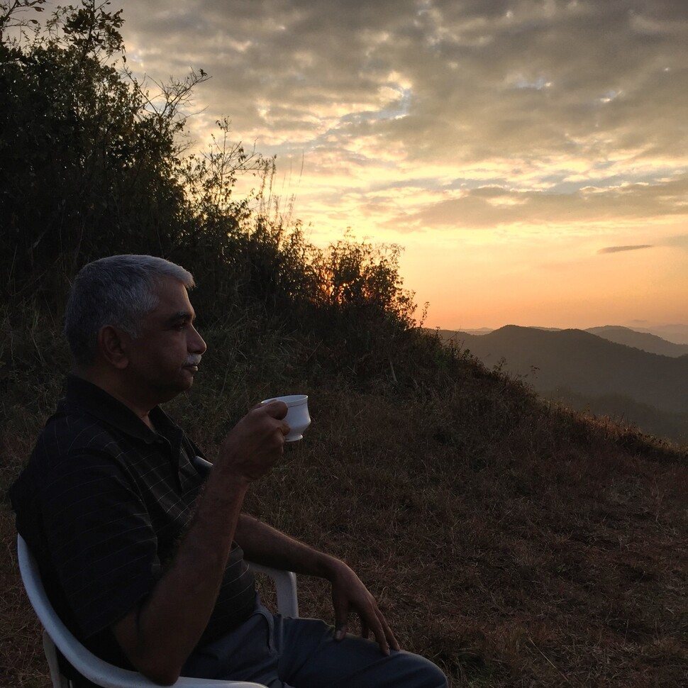 나의 구루 수쿠마르. 그는 인도 남부 케랄라 출신으로 대학에서 농업을 전공했다. 졸업 뒤 영국인이 운영하는 차 회사에 취직한 것을 시작으로 지난 48년 동안 차와 커피 농장을 관리해왔다. 현재는 바드라 커피 소속 4개 농장의 총지배인이다. 서필훈 제공