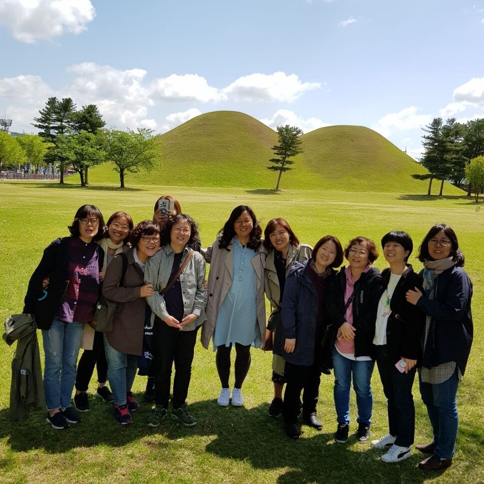 <strong><span style="font-size: 18px;">2019년</span></strong> 공부방 졸업생의 결혼식에 가는 길에 경주에 들렀다. 공동체를 꾸려가는 동지이자 자매들인 후배들. 이들 덕분에 그 지난한 시간들을 넘고 견디고 또다시 봄을 맞는다.