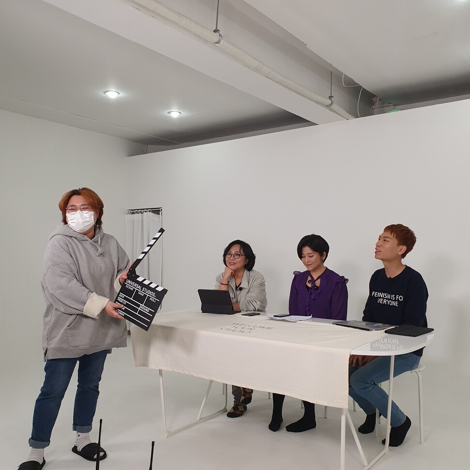 지난달 큐플래닛의 새 꼭지 ‘아찔한 무지개’ 촬영 현장 모습. 맨 오른쪽부터 신필규 비온뒤무지개재단 활동가, 은하선 칼럼니스트, 손희정 문화평론가. 큐플래닛 제공
