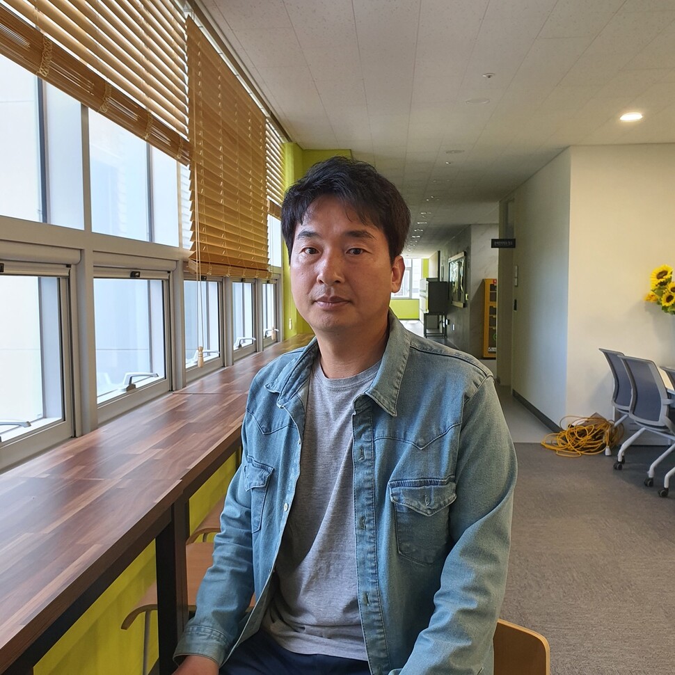 소설 쓰는 인공지능을 설정한 신작 장편 &lt;ai가 쓴="" 소설=""&gt;의 작가 박금산. “나는 AI 작가를 환영할 준비가 되어 있다. 그리고 나는 나의 소설을 읽는 AI 독자를 생각한다”고 ‘작가의 말’에 썼다. 박금산 제공&lt;/ai가&gt;