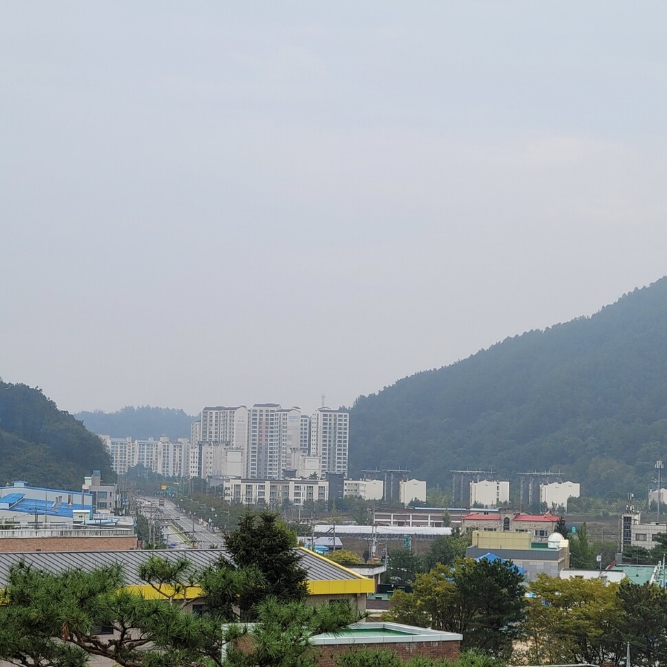 충북 괴산고등학교에서 바라본 괴산 미니복합타운 조성 예정인 괴산읍(대사리). 괴산군은 2024년까지 도로 오른쪽 산 아래에 압축형 도시를 조성할 계획이다. 괴산군 제공