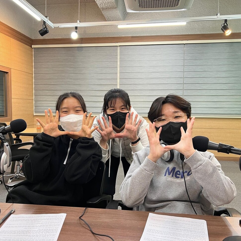 옥천 에프엠 공동체 라디오 <오비엔>의 청소년 프로그램 ‘프롬틴’을 만들고 진행하는 청소년.