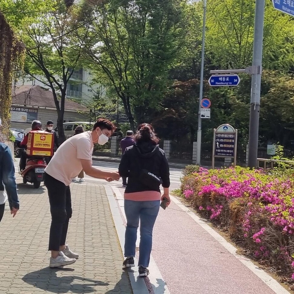 김태훈 시대전환 도봉구의원 예비후보가 지난 19일 서울 도봉구 창원초등학교 앞에서 구민들에게 공약을 홍보하고 있다. 소수정당 청년 정치인 김 후보는 유니폼도, 사무실도, 펼침막도 없이 최소한의 비용으로 선거운동을 벌이고 있다. 사진 김태훈 예비후보 제공