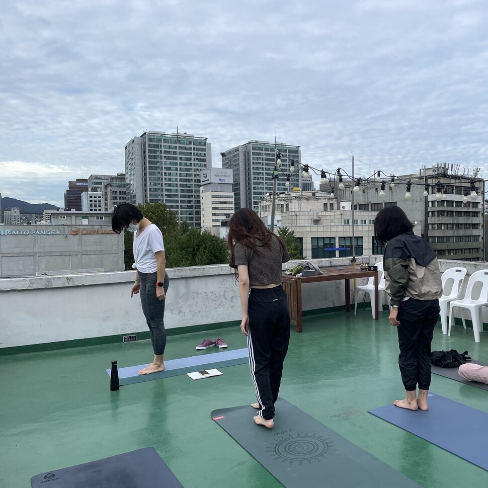2021년 가을, 옥상에 친구들을 모아 놓고 수리야 나마스카라의 첫번째 동작인 타다아사나(바르게 선 자세)를 설명하는 모습. 정인선 제공