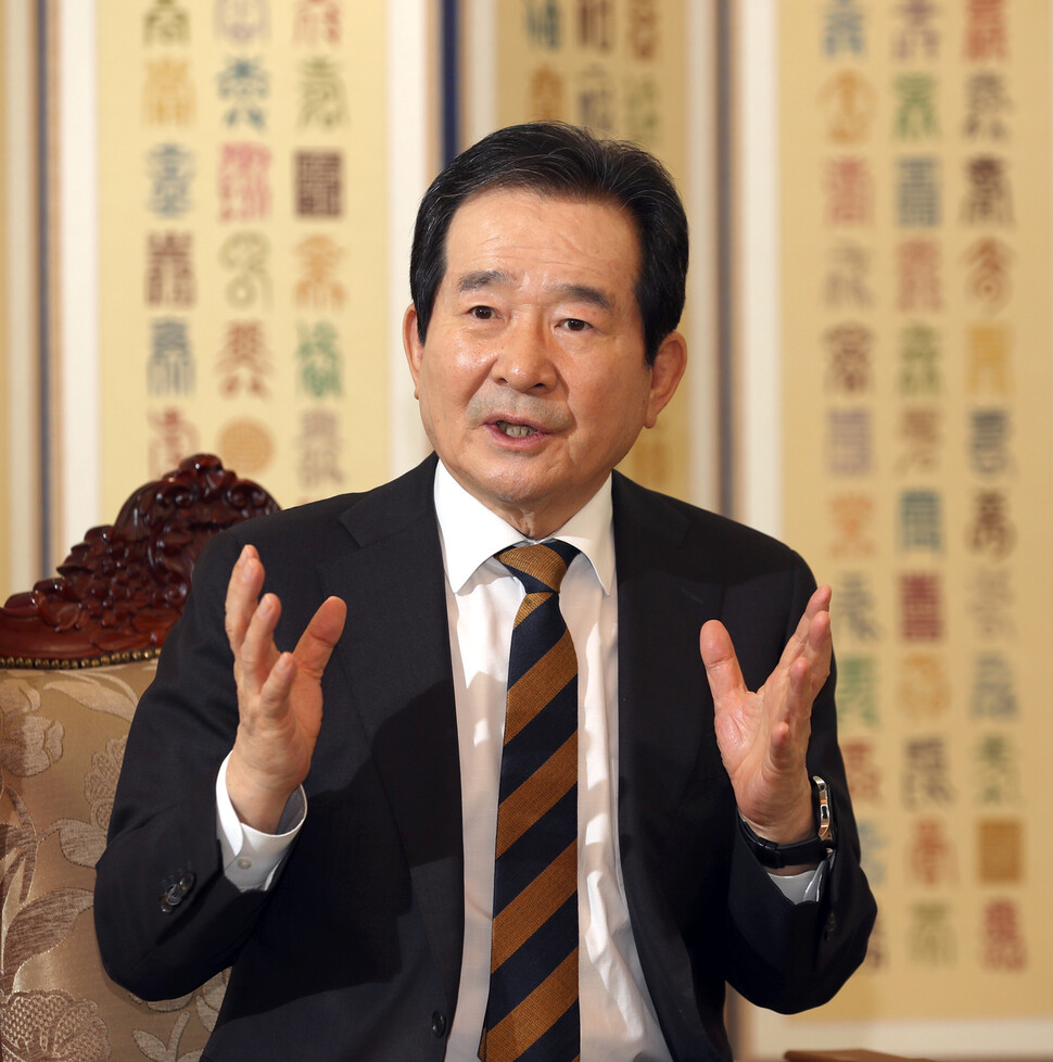 정세균 국무총리가 1일 서울 세종로 정부서울청사에서 <한겨레>와 인터뷰하고 있다. 강창광 선임기자 chang@hani.co.kr 정세균 국무총리가 1일 서울 세종로 정부서울청사에서 <한겨레>와 인터뷰하고 있다. 강창광 선임기자 chang@hani.co.kr