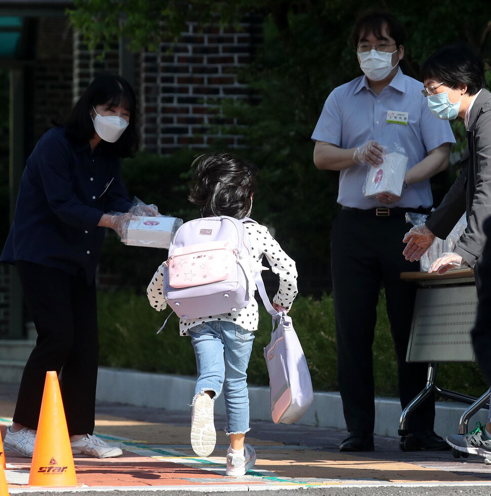 2학년 학생이 교실로 뛰어들어가고 있다. 백소아 기자