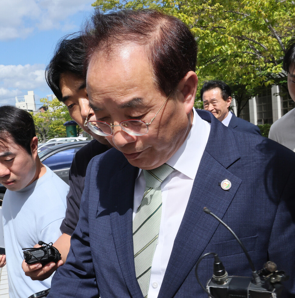 선거기간 전부터 사조직을 설립해 선거운동을 벌이고 선거공보물에 학력을 허위로 기재했다는 혐의 등으로 재판에 넘겨진 하윤수 부산교육감이 8일 연제구 부산지방법원에서 열린 1심 선고 공판에서 벌금 700만원을 선고받은 뒤 법정을 빠져나오고 있다. 연합뉴스