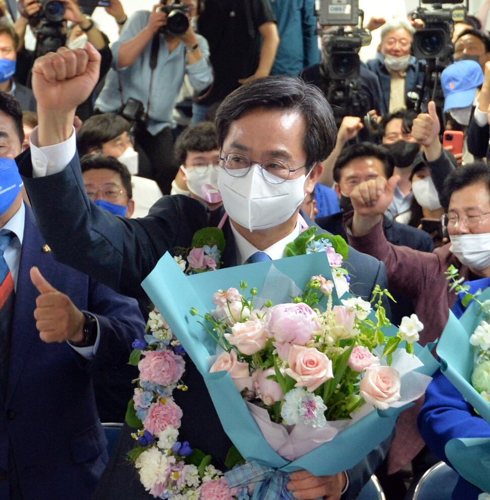 더불어민주당 김동연 경기도지사 당선인이 지난 2일 오전 경기도 수원시 팔달구 선거사무소에서 당선이 확정되자 주먹을 불끈 쥐고 있다. 연합뉴스.