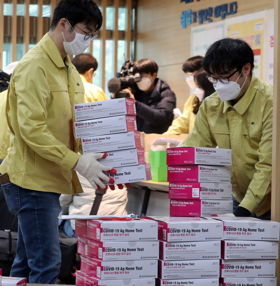 28일 오전 서울 동대문구 전농동 서울동부교육지원청에서 교육청 직원들이 자가검사키트를 옮기고 있다. 김태형 기자