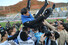 인천 선수단이 30일 창원축구센터에서 열린 프로축구 K리그1 경남FC전 무승부 뒤 유상철 감독을 헹가래치고 있다. 창원/연합뉴스