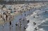 더위가 몰려온 미국 캘리포니아 주 산타 모니카 해변이 7월 12일(현지시간) 피서객들로 붐비고 있다. 캘리포니아 주에서는 이날도 신종 코로나바이러스 감염증(코로나19) 확진자가 급증하는 등 기세가 꺾이지 않고 있다. 산타모니카 AP/연합뉴스