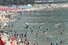 광복절 연휴 이틀째인 15일 부산 해운대해수욕장에서 피서객들이 물놀이를 즐기고 있다. 부산은 낮 최고기온이 33도까지 올라가는 폭염경보가 내려져 있다. 부산/연합뉴스