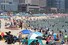 광복절 연휴 이틀째인 15일 부산 해운대해수욕장에서 피서객들이 물놀이를 하며 더위를 식히고 있다. 부산은 낮 최고기온이 33도까지 올라가는 폭염경보가 내려져 있다. 부산/연합뉴스
