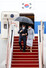 영국 G7 정상 회의와 오스트리아, 스페인 국빈 방문을 마친 문재인 대통령과 김정숙 여사가 18 일 서울 공항에 도착, 공군 1 호기 에서 내려오고있다. 연합뉴스