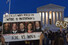지난 5월 3일 미국 워싱턴 연방대법원 청사 앞 시위에서 한 시민이 임신중지권을 인정한 1973년 ‘로 대 웨이드’ 사건 판례의 폐기에 찬성한 대법관 5명의 얼굴 사진이 들어간 팻말을 들고 있다. 워싱턴/AP 연합뉴스