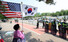조 바이든 미국 대통령 방한 이틀째인 21일 서울 용산구 전쟁기념관 앞에서 한 시민이 태극기와 성조기를 들고 있다. 연합뉴스