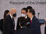 조 바이든 미국 대통령이 21일 오후 서울 용산 국립중앙박물관에서 열린 환영 만찬에서 한덕수 국무총리와 인사하고 있다. 연합뉴스