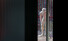 젊은달와이파크의 붉은 파빌리온과 바람의길사이에 전시된 작품이 전시관을 들여다보고 있다. 영월/이정용 선임기자 