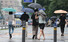 서울 지역에 비가 내린 23일 오전 서울 종로구 종각역 부근에서 한 시민이 옷으로 머리를 가린 채 걸어가고 있다. 연합뉴스