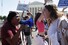 25일(현지시각) 미국 워싱턴 연방대법원 앞에서, 여성의 임신중지 권한을 폭넓게 인정한 ‘로 대 웨이드’ 판례를 파기한 전날 판결에 대해 찬반 양쪽 입장에 선 시민들이 서로를 향해 고함을 지르고 있다. 워싱턴/AFP 연합뉴스