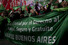  27일(현지시간) 아르헨티나 여성들이 수도 부에노스아이레스에서 여성의 임신 중지 권리 운동의 상징인 녹색 스카프를 흔들며 미국 연방대법원의 임신중지권 폐지를 규탄하는 시위를 하고 있다. 부에노스아이레스/AFP 연합뉴스

