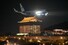 2일 밤 낸시 펠로시 미 하원의장을 태운 미군 비행기가 대만 타이베이 쑹산공항에 착륙을 준비하고 있다. 타이베이/AFP 연합뉴스