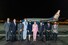 낸시 펠로시(오른쪽 넷째) 미국 하원의장이 2일(현지시각) 밤 대만 타이베이 쑹산공항에 도착해 기념사진을 찍고 있다. 대만 외교부 제공 AFP 연합뉴스