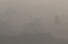 10일 인왕산에서 내려다본 서울시내가 미세먼지와 안개로 뿌옇다. 기상청은 이날 내륙 곳곳의 짙은 안개와 수도권 미세먼지 농도 나쁨을 예보했다. 연합뉴스