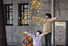 가을비가 내린 뒤 쌀쌀한 날씨를 보이는 13일 오후 서울 광화문광장에서 어린이들이 낙엽을 던지며 기념촬영을 하고 있다. 연합뉴스