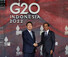 윤석열 대통령이 15일 인도네시아 발리 캠핀스키 호텔에서 열린 주요 20개국(G20) 정상회의에 참석하며 조코 위도도 인도네시아 대통령의 환영을 받고 있다