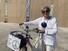 이집트 샤름엘셰이크에서 열리고 있는 제27차 유엔기후변화협약 당사국총회(COP27) 회의장에서 스웨덴에서 이집트까지 자전거를 타고 와 당사국총회에 참석한 도로시 힐데브란트가 인터뷰에 앞서 사진을 찍고 있다.