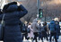 전국에 한파 특보가 내려진 25일 오전 서울 광화문광장에서 시민들이 걸어가고 있다. 연합뉴스