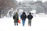 26일 오전 서울 영등포구 여의도공원에서 시민들이 눈길을 가로지르며 걸어가고 있다. 김혜윤 기자 unique@hani.co.kr