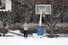 26일 오전 서울 영등포구 여의도공원에서 한 시민이 농구를 하고 있다. 김혜윤 기자 unique@hani.co.kr