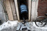 눈이 내린 26일 서울 용산구 동자동의 한 쪽방촌 입구에 누군가 미끄럼방지를 위해 옷을 펼쳐놓은 모습. 연합뉴스