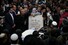 2023년 1월 29일 일요일 새벽 이스라엘 베이트셰메시 묘지에서 이스라엘인 부부 엘리 미즈라히와 그의 아내 나탈리의 장례식에 조문객들이 참석하고 있다. AP 연합뉴스 