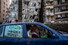 16일(현지시각) 튀르키예 하타이의 한 주민이 도시를 떠날 준비를 하는 가운데 기르던 새와 함께 가기 위해 새장을 품에 안고 있다. 하타이/EPA 연합뉴스