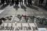 19일(현지시각) 미국 뉴욕의 워싱턴 스퀘어 공원에서 시민들이 튀르키예와 시리아의 지진 피해자들을 추모하고 있다. 조화들이 놓인 광장 바닥에 분필로 ‘지진, 연대’라고 쓰여 있다. 뉴욕/게티이미지 AFP 연합뉴스
