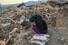 19일(현지시각) 튀르키예 아디야만 야일라코낙 마을의 쿠르드족 알레비 공동체에서 한 여성이 무너진 건물 더미 위에 웅크린 채 울고 있다. 지난 6일 발생한 지진으로 이 마을은 주택 170채가 무너지고 108명이 숨지는 피해를 입었다. 아디야만/AFP 연합뉴스