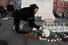 19일(현지시각) 미국 뉴욕의 워싱턴 스퀘어 공원에서 시민들이 튀르키예와 시리아의 지진 피해자들을 추모하고 있다. 뉴욕/게티이미지 AFP 연합뉴스