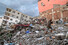 21일(현지시간) 튀르키예 하타이주의 해안도시 사마다그의 도심에서 한 주민이 붕괴된 자신의 집을 살펴보고 있다. 이 지역에는 지난 20일 규모 6.4의 여진이 발생해 추가 피해가 발생했다. 사마다그/AFP 연합뉴스