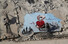22일 시리아 알레포주 진디레스(Jandaris)에서 튀르키예·시리아 대지진으로 무너진 건물 잔해에 화가가 그림을 그리고 있다.진디레스/로이터 연합뉴스  