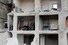 시리아 주민들이 21일(현지시간) 강진으로 외벽이 모두 무너진 시리아 알레포의 한 건물에 있는 집에서 커피를 마시고 있다. 지난 6일 시리아와 인접한 튀르키예 남동부에서 규모 7.8의 강진이 발생해 양국에서 4만8천여명이 숨졌다. 알레포 AFP/연합뉴스